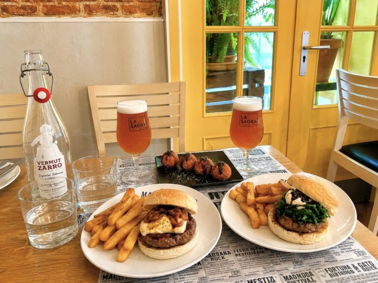 2 Hamburguesas Gourmet a elegir con patatas + Entrante a elegir + 2 Bebidas